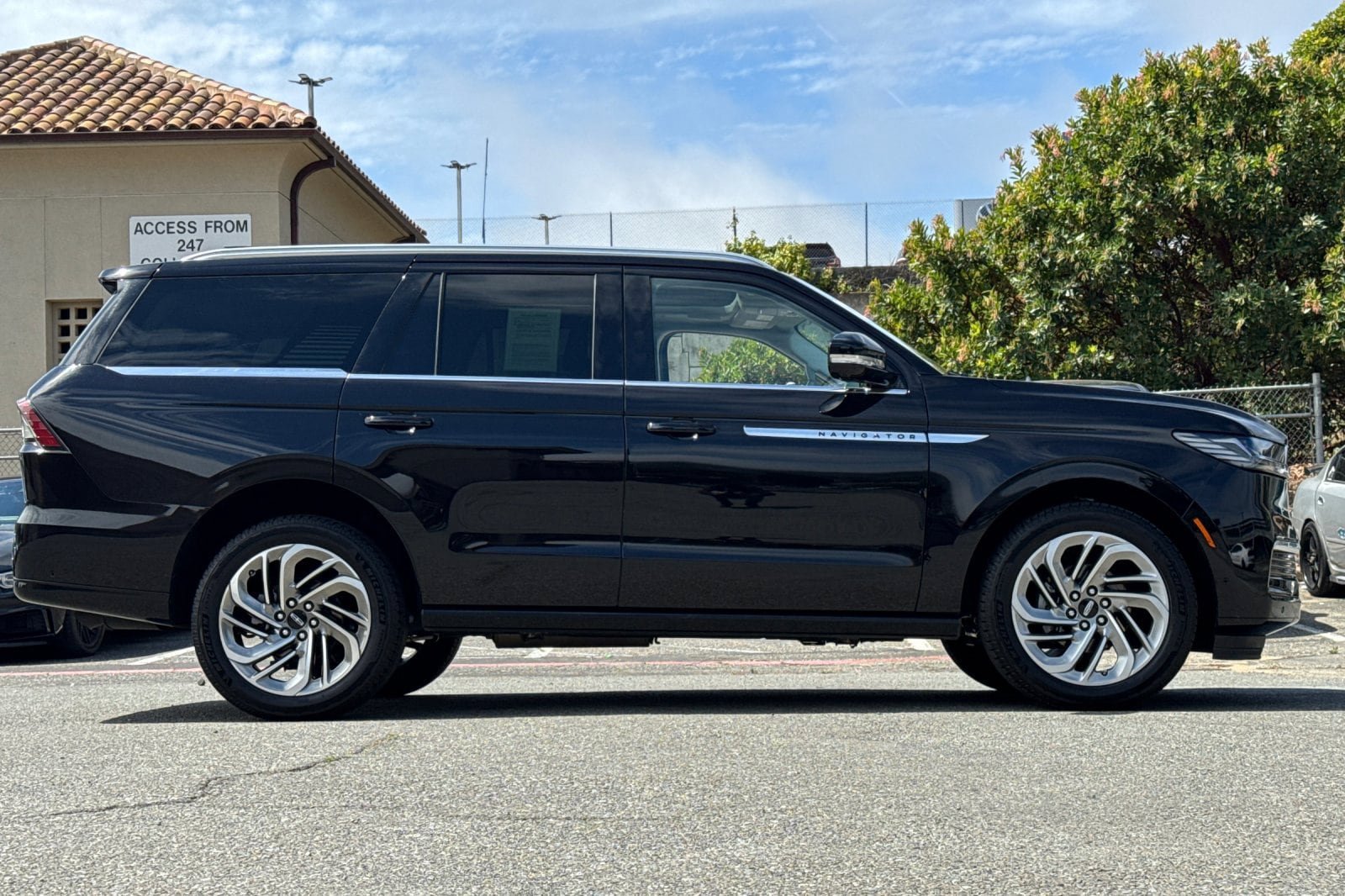 Used 2025 Lincoln Navigator Reserve AWD/4WD image 3