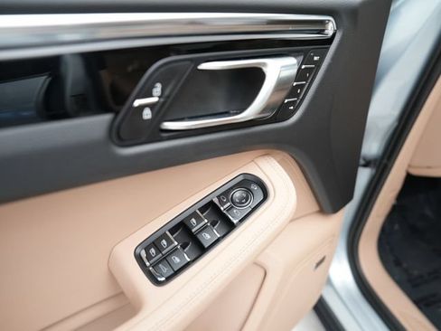 Certified 2026 Porsche Macan AWD/4WD image 9