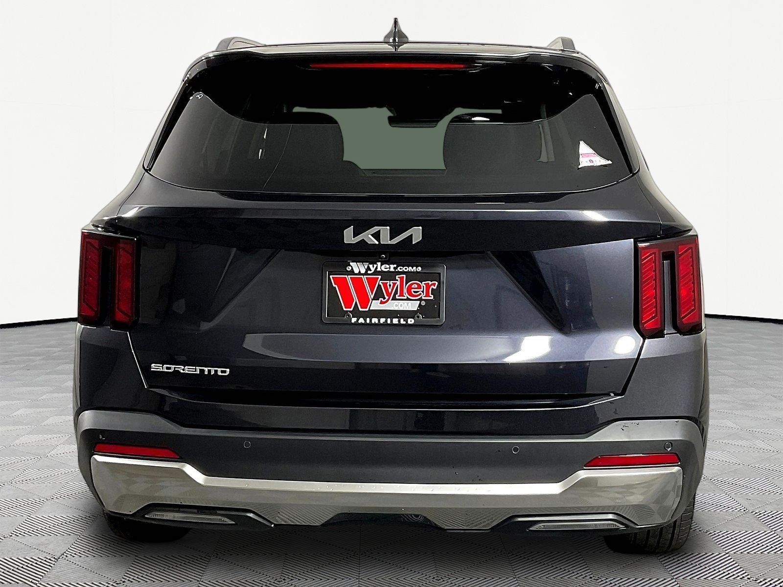 Certified 2025 Kia Sorento EX w/ Panoramic Sunroof Package FWD image 5