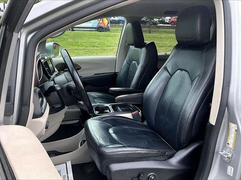 Used 2018 Chrysler Pacifica Touring-L FWD image 21