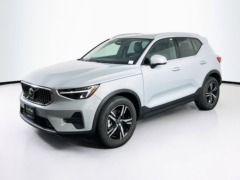 Used 2025 Volvo XC40 B5 Core image 3
