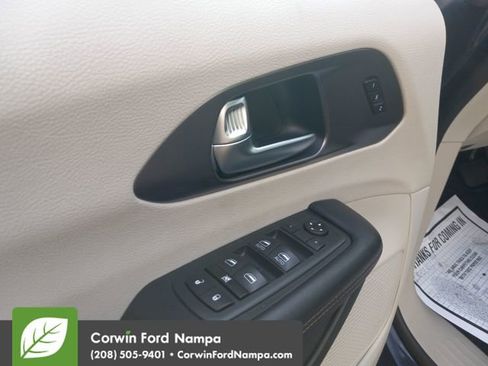 Used 2020 Chrysler Pacifica Touring-L image 11