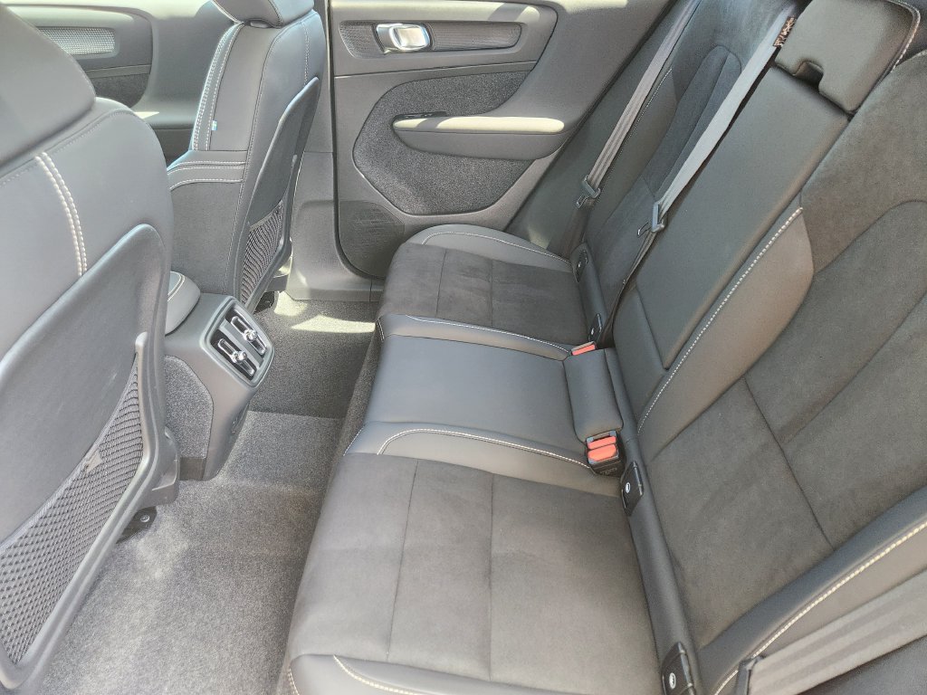 Used 2025 Volvo XC40 B5 Plus AWD/4WD image 19
