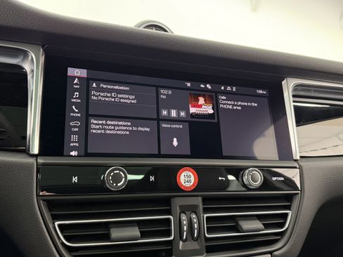 Certified 2026 Porsche Macan AWD/4WD image 39