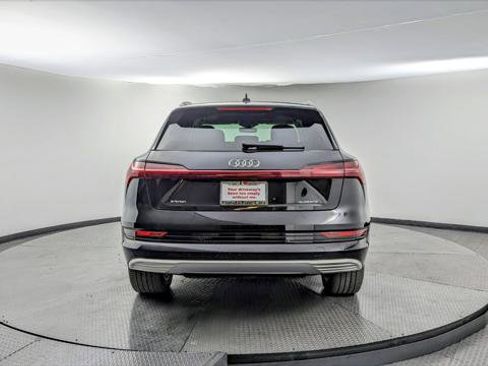 Used 2023 Audi e-tron Premium image 7