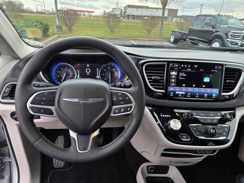 Used 2024 Chrysler Pacifica Touring-L FWD image 15