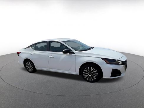 Used 2025 Nissan Altima 2.5 SV FWD image 2