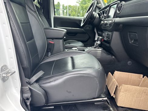 Used 2018 Jeep Wrangler Unlimited Sahara AWD/4WD image 16