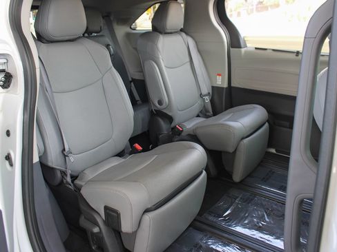 Used 2024 Toyota Sienna Limited FWD image 27