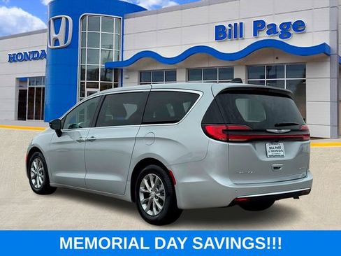 Used 2026 Chrysler Pacifica Limited FWD image 3