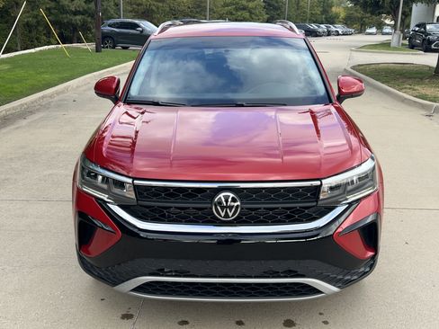 Certified 2022 Volkswagen Taos SE image 3