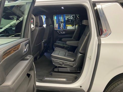 Used 2023 Chevrolet Suburban Premier AWD/4WD image 18