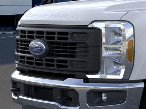 New 2026 Ford F250 XL w/ XL Chrome Package image 17