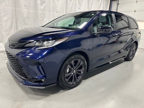 Used 2025 Toyota Sienna XSE image 3