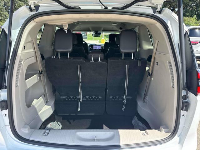 Used 2023 Chrysler Pacifica Touring-L FWD image 13
