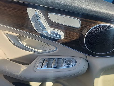 Used 2018 Mercedes-Benz GLC 300 4MATIC image 25