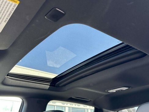 Used 2025 Chevrolet Colorado ZR2 w/ Midnight Edition image 16