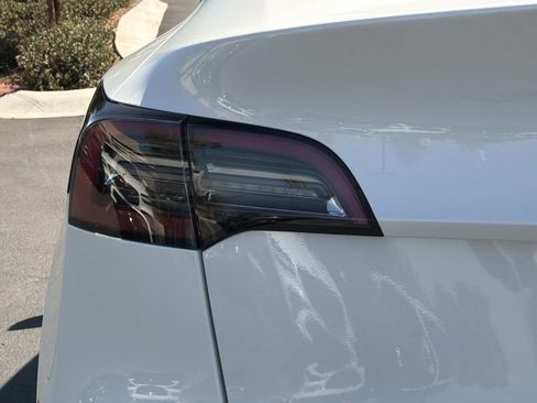 Used 2021 Tesla Model Y Long Range AWD/4WD image 11