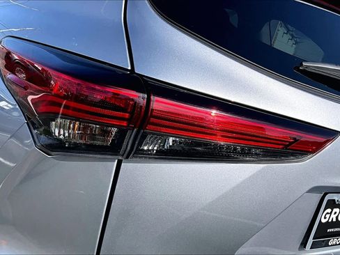 Used 2022 Toyota Highlander XLE image 29