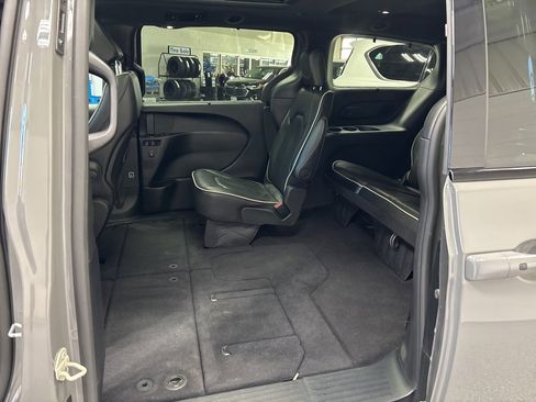 Used 2025 Chrysler Pacifica Limited image 39