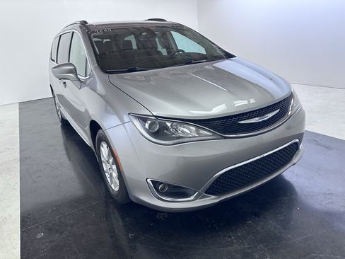 Used 2020 Chrysler Pacifica Touring-L FWD image 5
