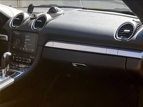 Certified 2024 Porsche 718 Boxster RWD image 19