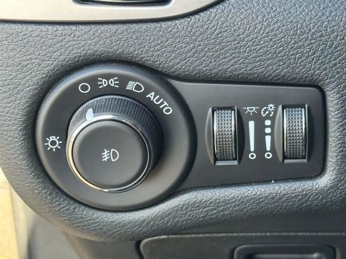 Used 2021 Jeep Cherokee Latitude Plus image 22