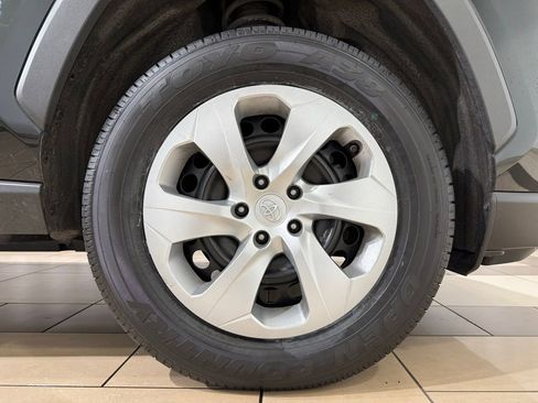 Used 2021 Toyota RAV4 LE image 9