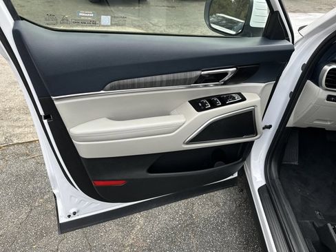 Used 2024 Kia Telluride EX w/ EX Captain's Chair Package image 11