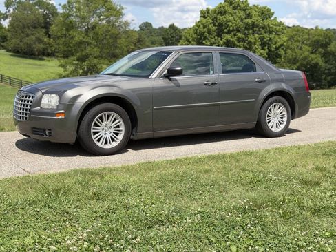 Used 2009 Chrysler 300 Touring RWD image 9