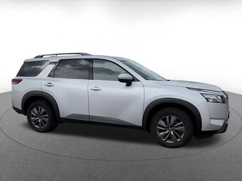 Used 2025 Nissan Pathfinder SV FWD image 16