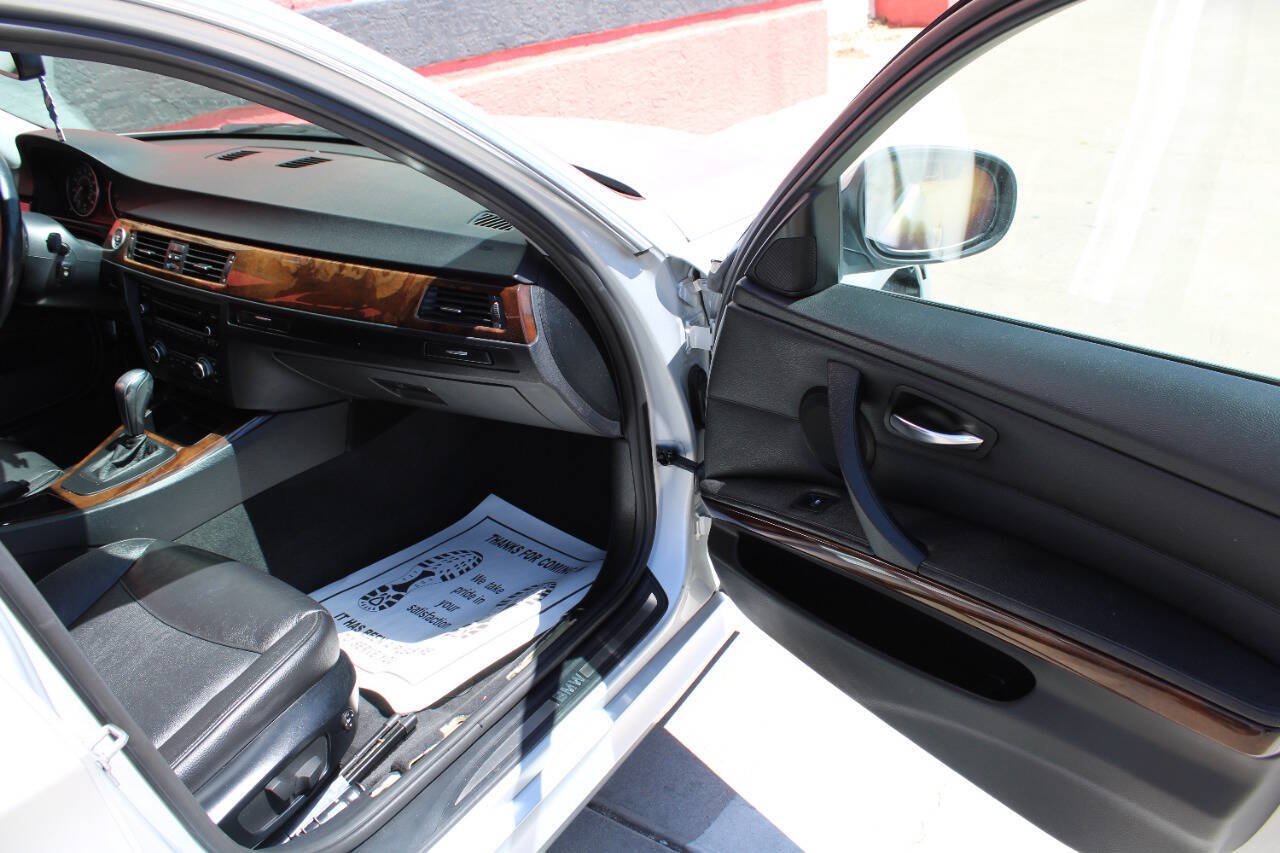 Used 2011 BMW 335i xDrive Sedan AWD/4WD image 11