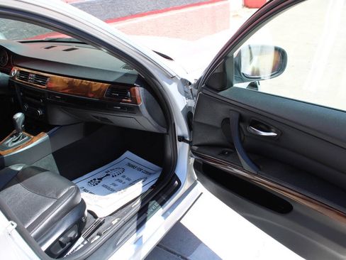 Used 2011 BMW 335i xDrive Sedan AWD/4WD image 11