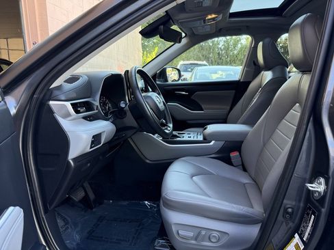 Used 2021 Toyota Highlander XLE image 9
