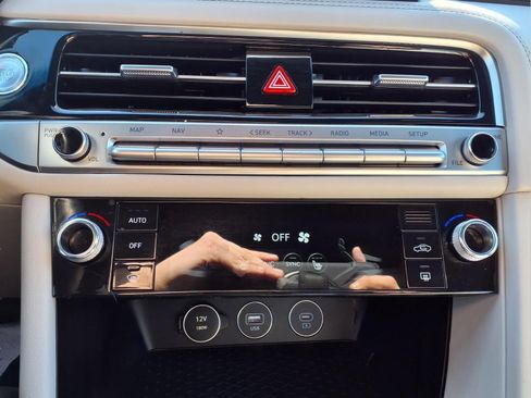 Used 2025 Genesis G70 2.5T image 9