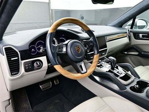Used 2022 Porsche Cayenne Turbo image 4