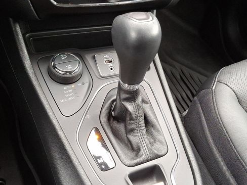 Used 2021 Jeep Cherokee Latitude Lux w/ Comfort/Convenience Group image 13