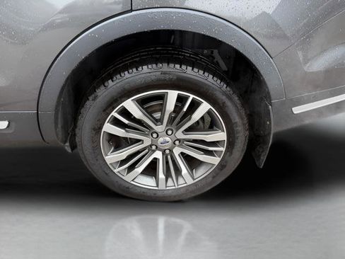 Used 2018 Ford Explorer Platinum image 28