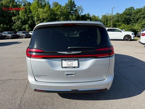 Used 2024 Chrysler Pacifica Touring-L FWD image 7