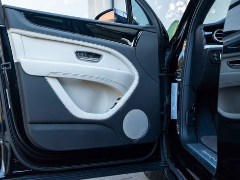 Used 2023 Bentley Bentayga Extended Wheelbase image 14