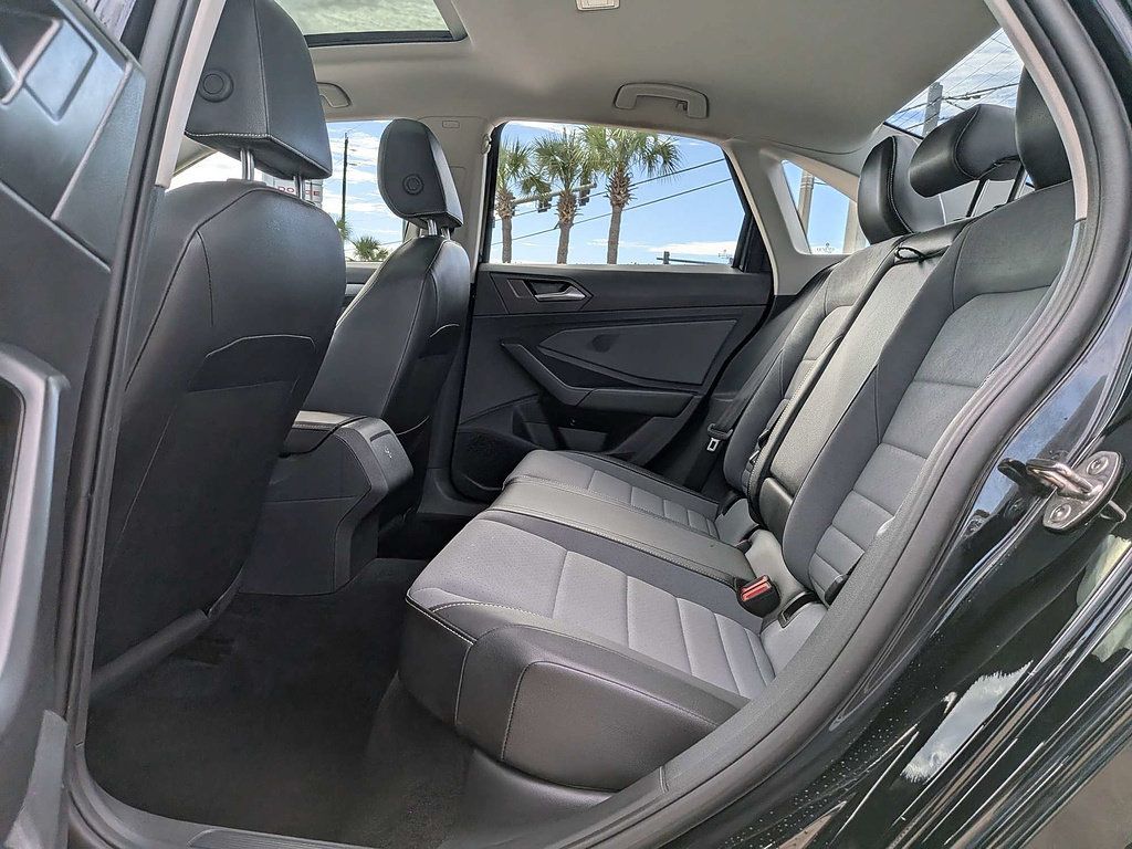 Used 2025 Volkswagen Jetta SE FWD image 10