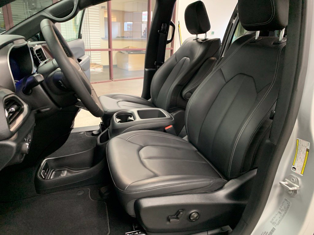 Used 2026 Chrysler Pacifica Select FWD image 14