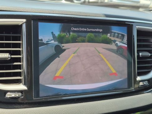 Used 2024 Chrysler Pacifica Touring-L FWD image 23