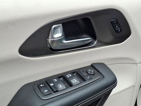 Used 2023 Chrysler Pacifica Touring-L image 14