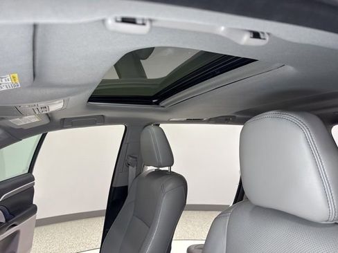 Used 2017 Toyota Highlander Limited FWD image 4