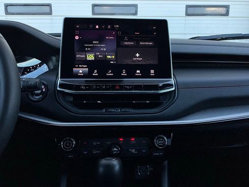 Used 2025 Jeep Compass Trailhawk image 26