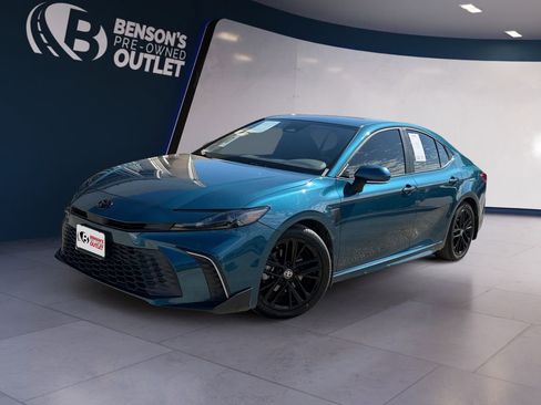 Used 2025 Toyota Camry SE FWD image 1