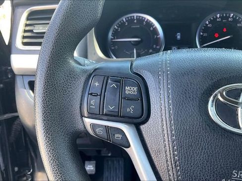 Used 2016 Toyota Highlander LE FWD image 11