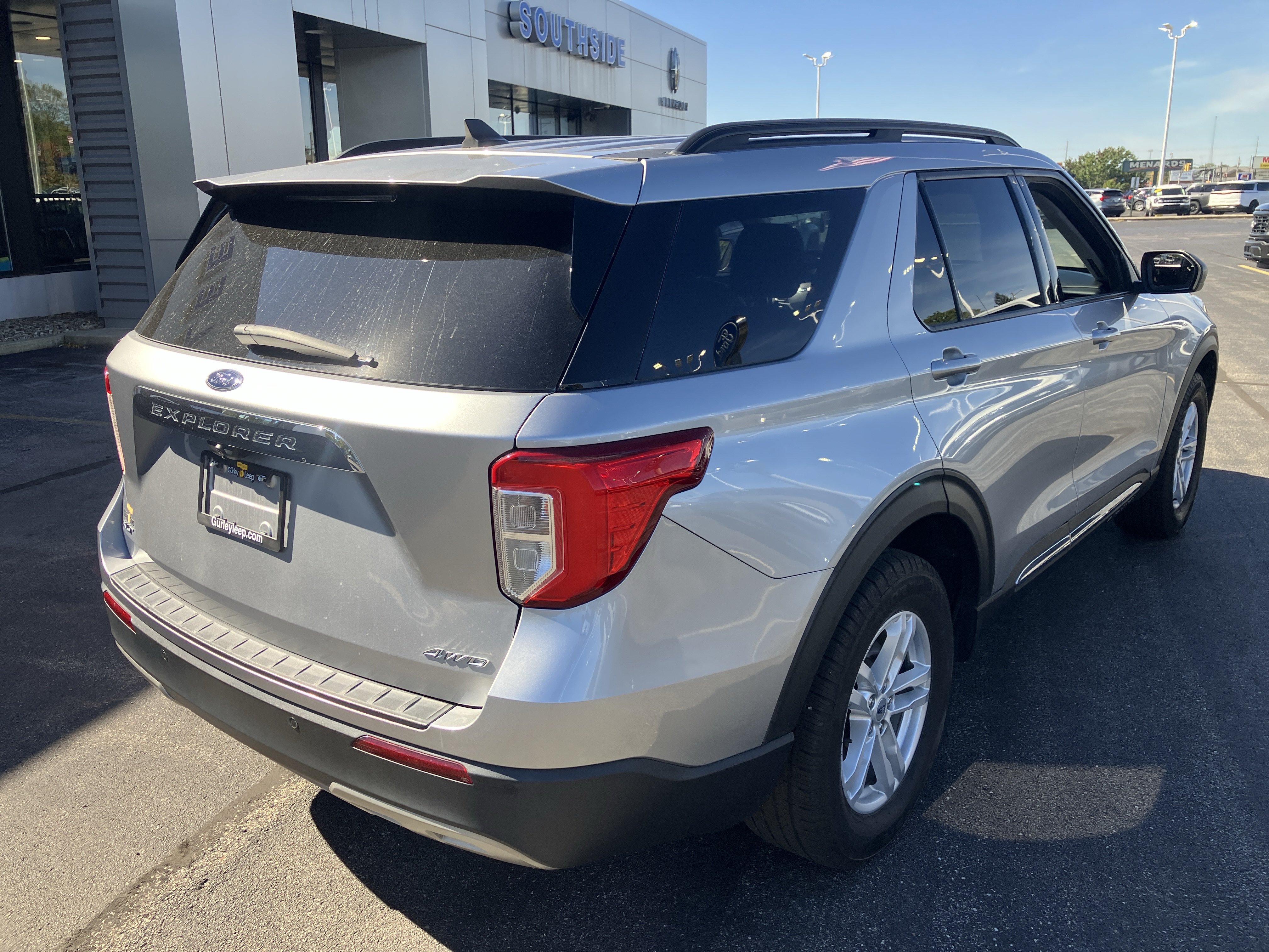 Used 2021 Ford Explorer XLT w/ Equipment Group 202A AWD/4WD image 12