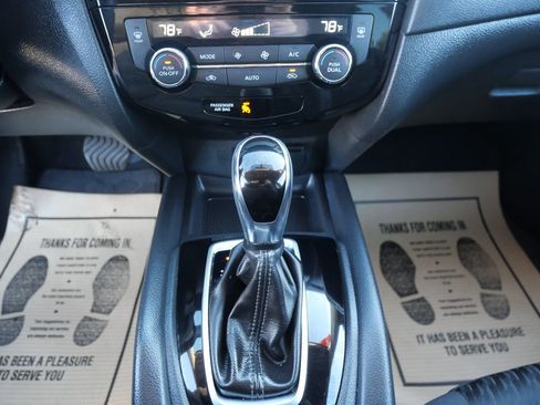 Used 2018 Nissan Rogue SV w/ Premium Package image 12